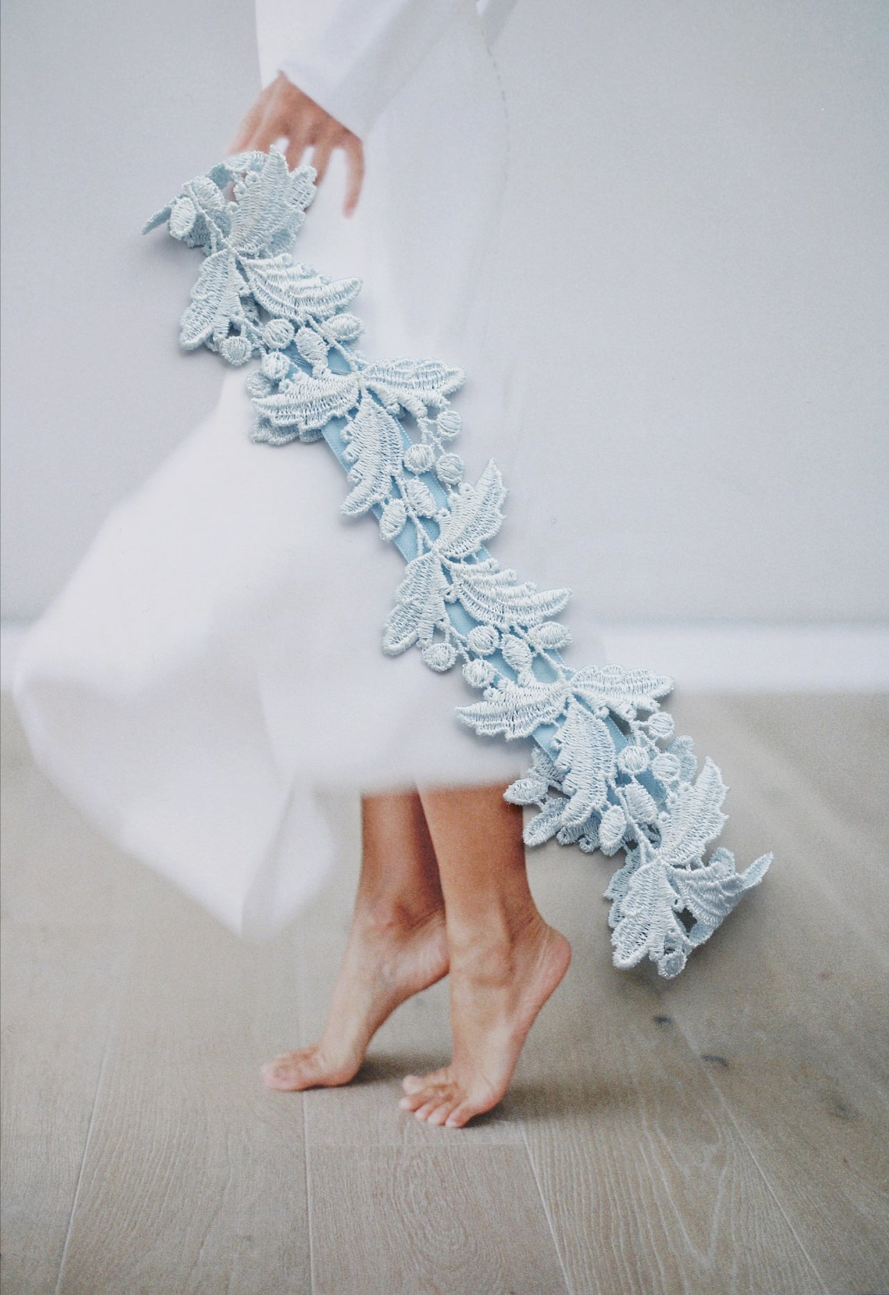 5 reasons why you should wear a garter on your wedding day.