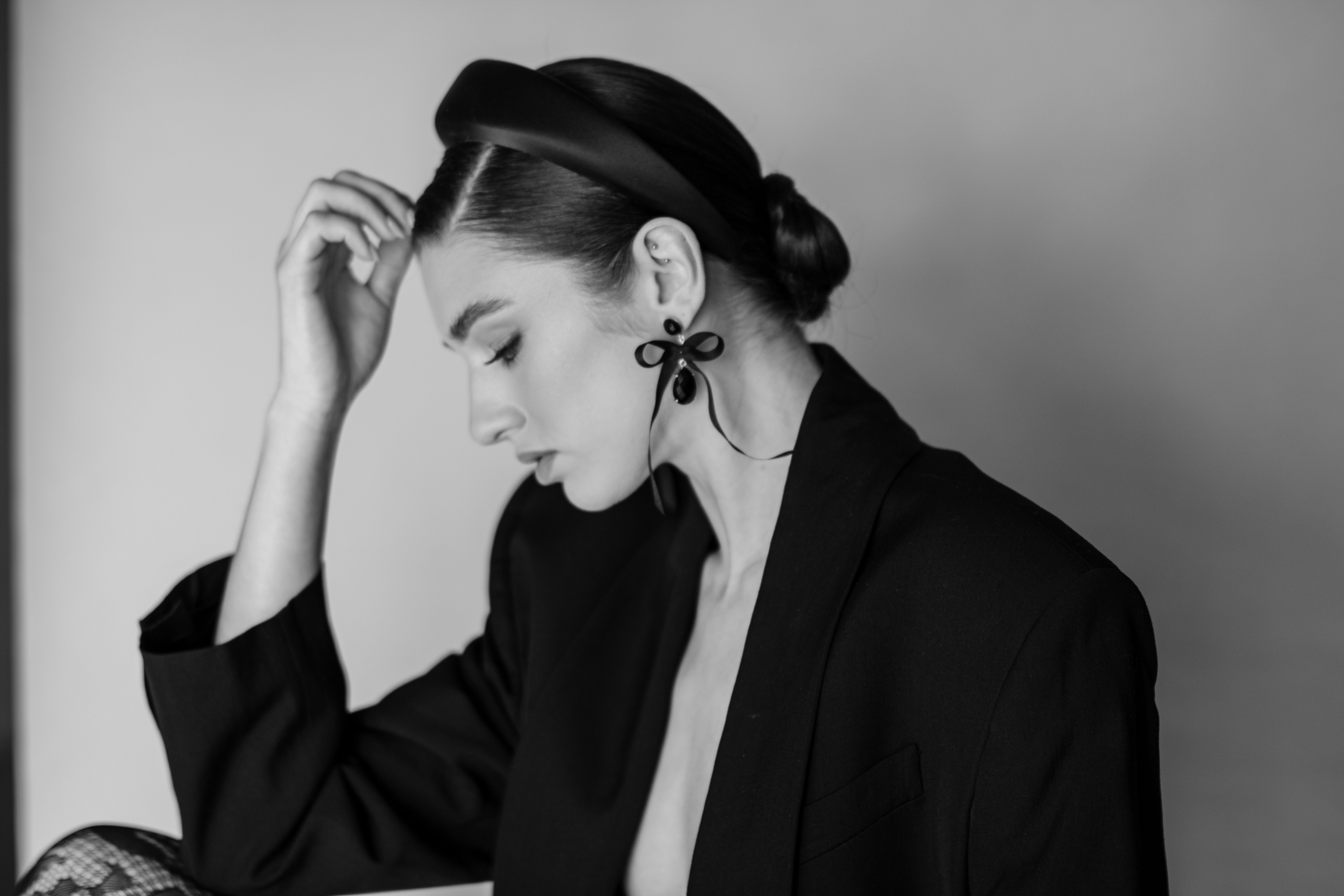 Therese Bow earrings l Onyx