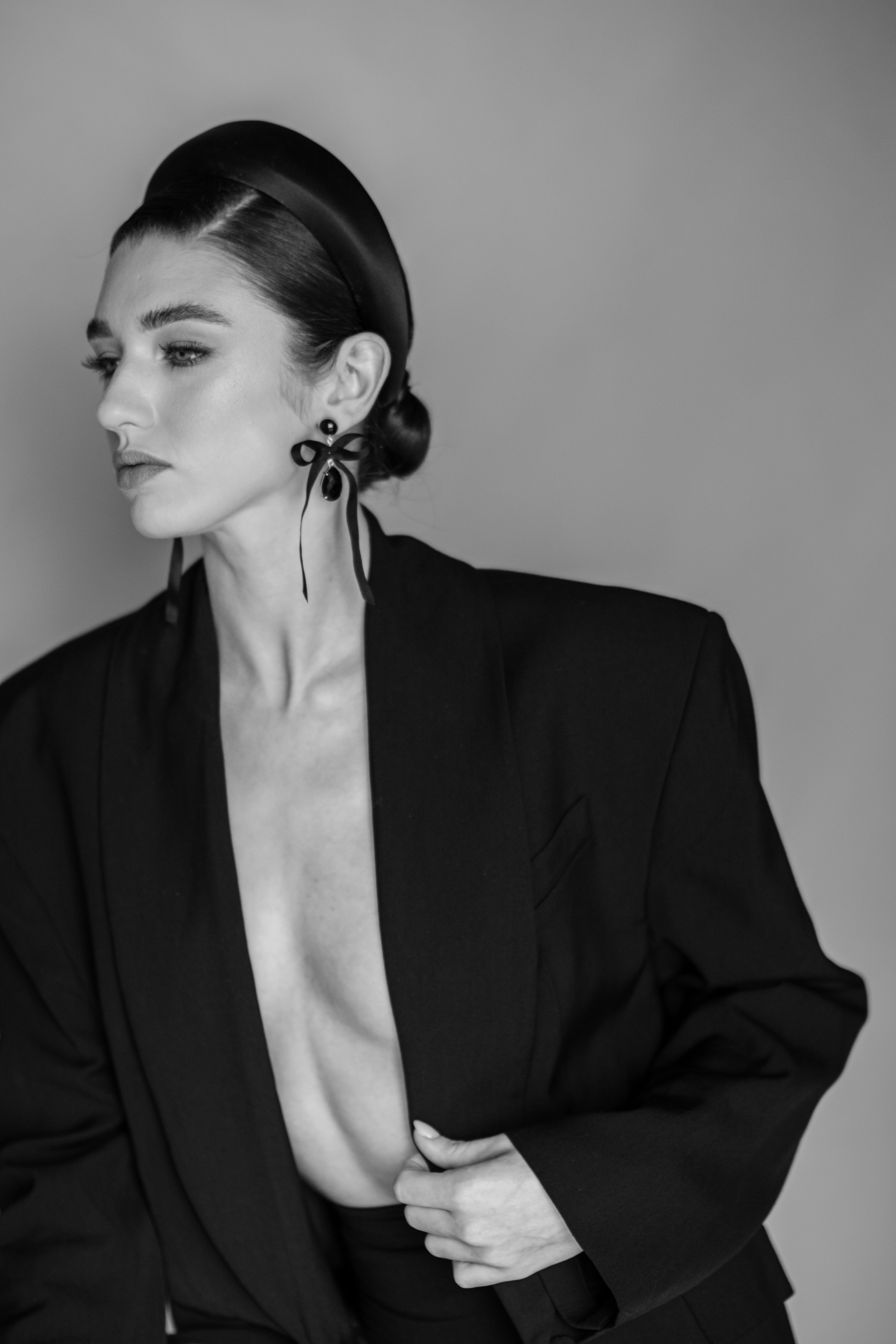 Therese Bow earrings l Onyx