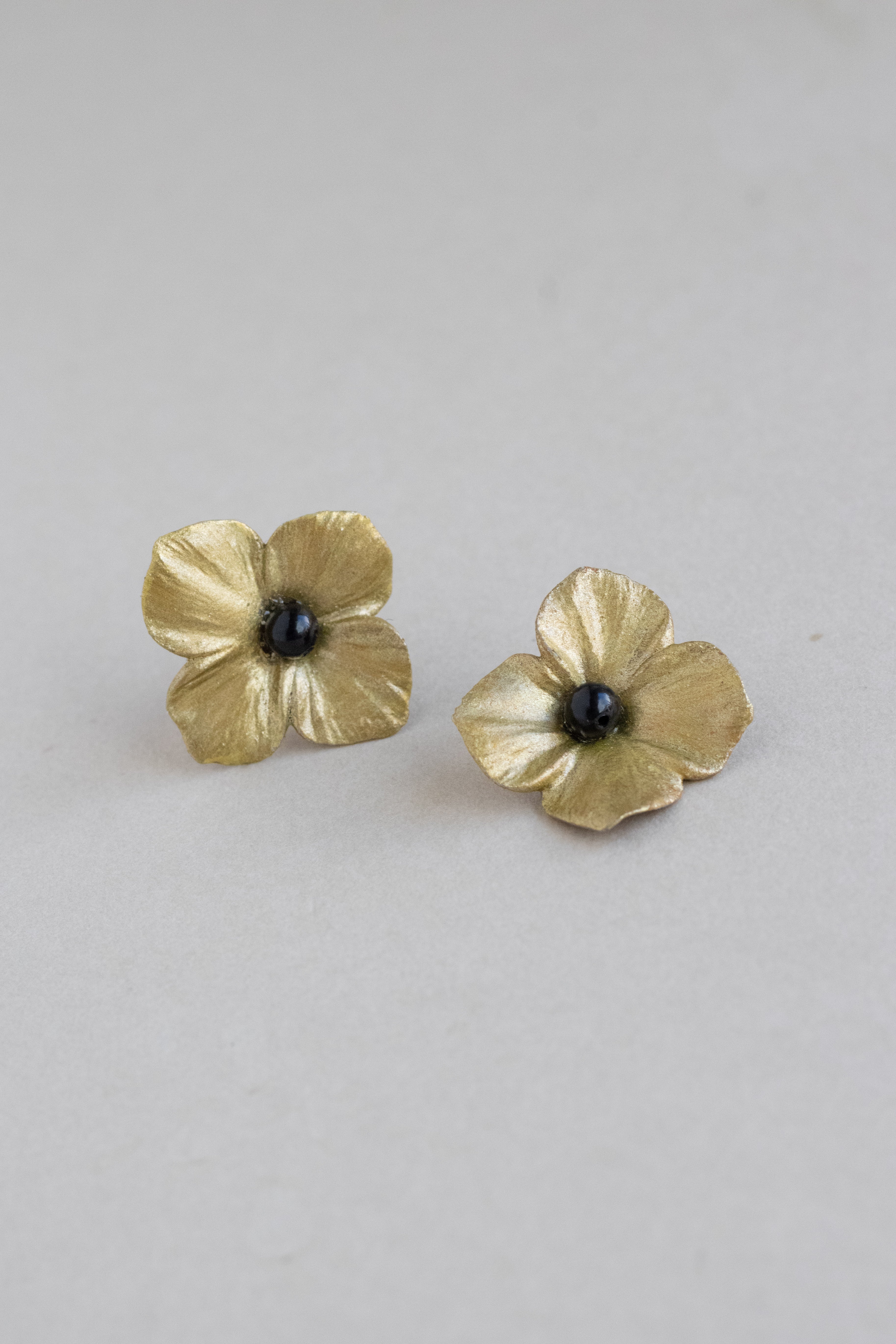 The Petite Bloom stud l gold