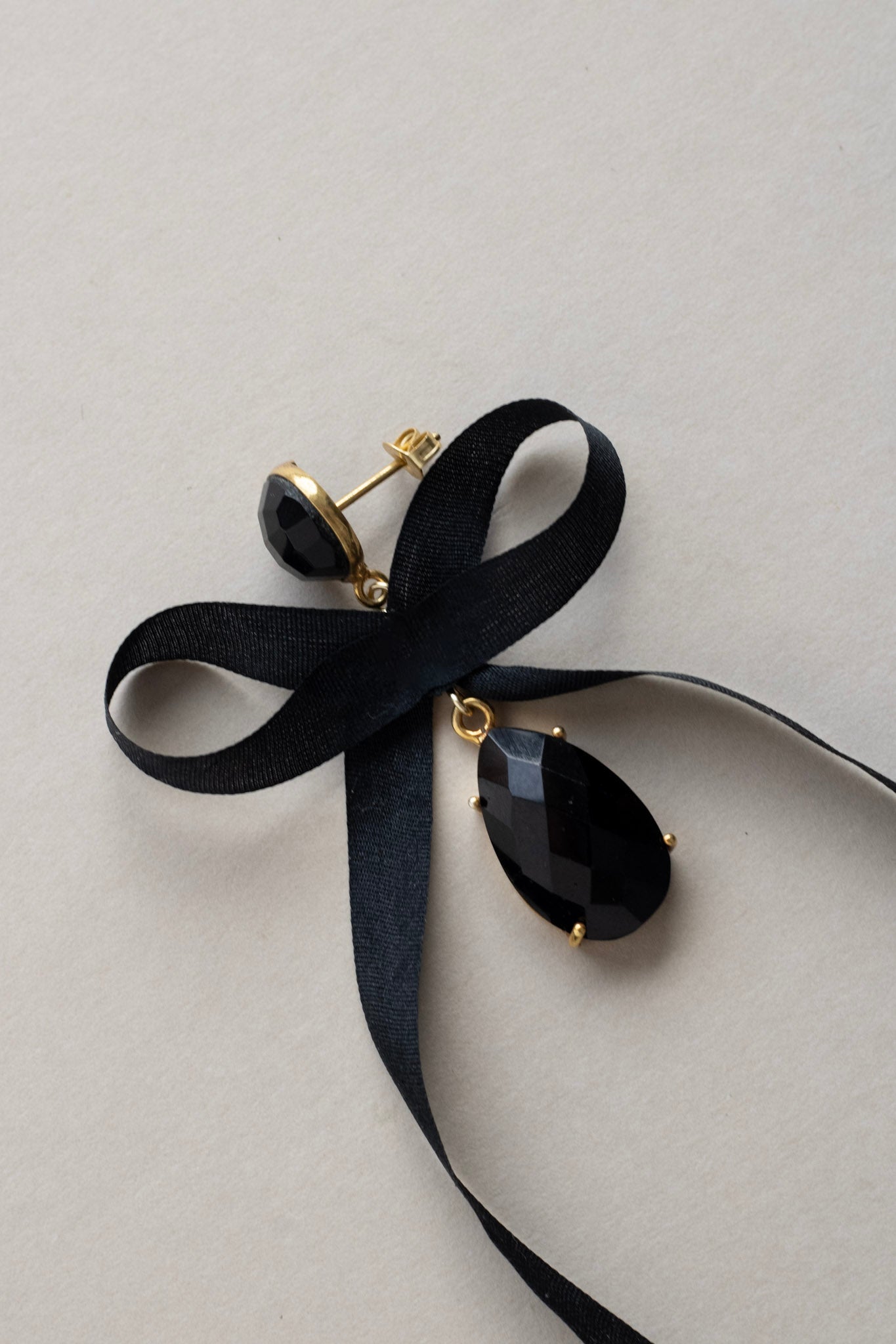 Therese Bow earrings l Onyx