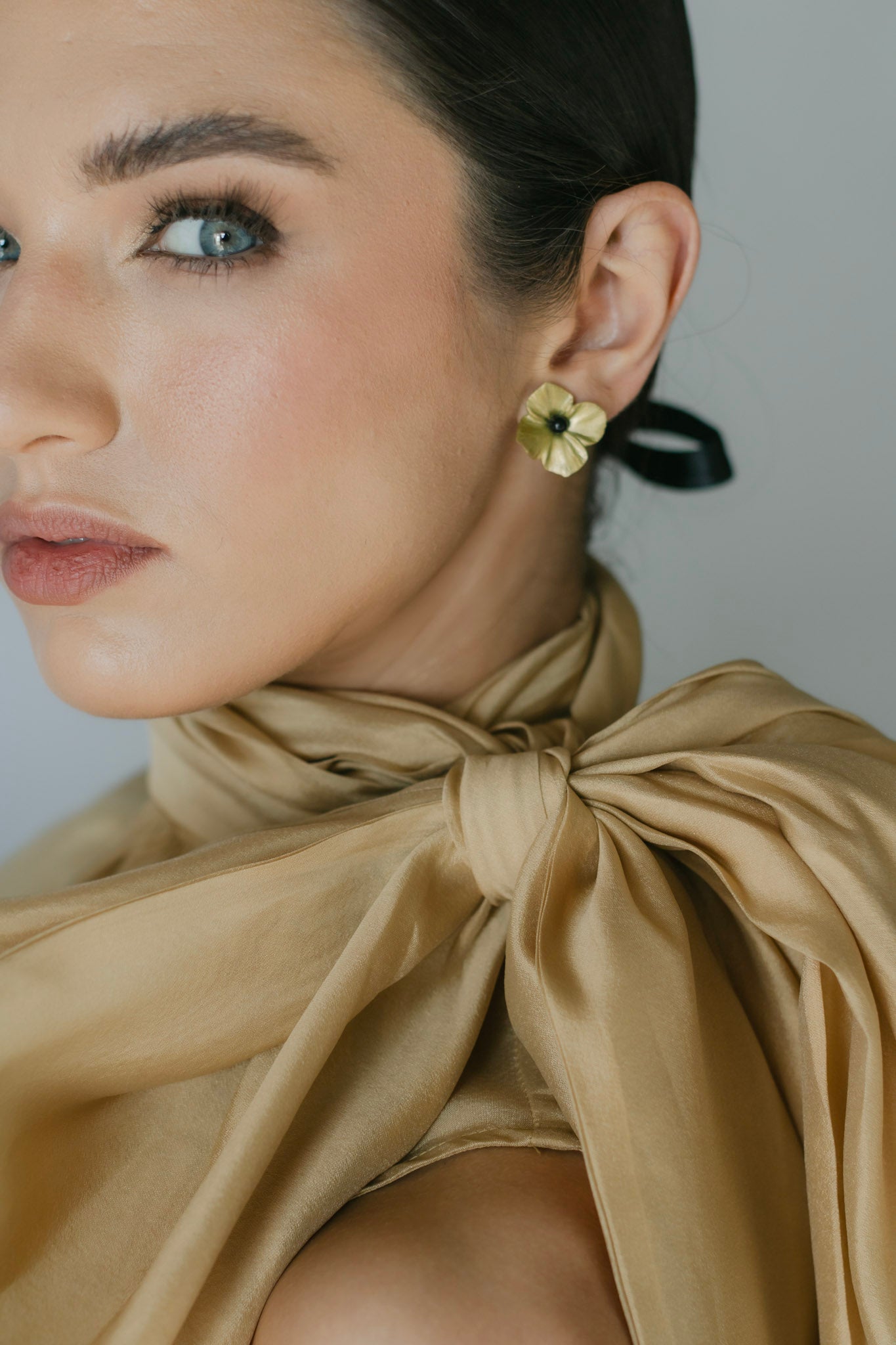 The Petite Bloom stud l gold