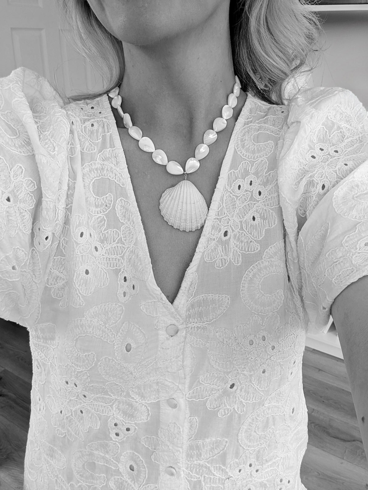 Trá Mother of Pearl Shell Necklace