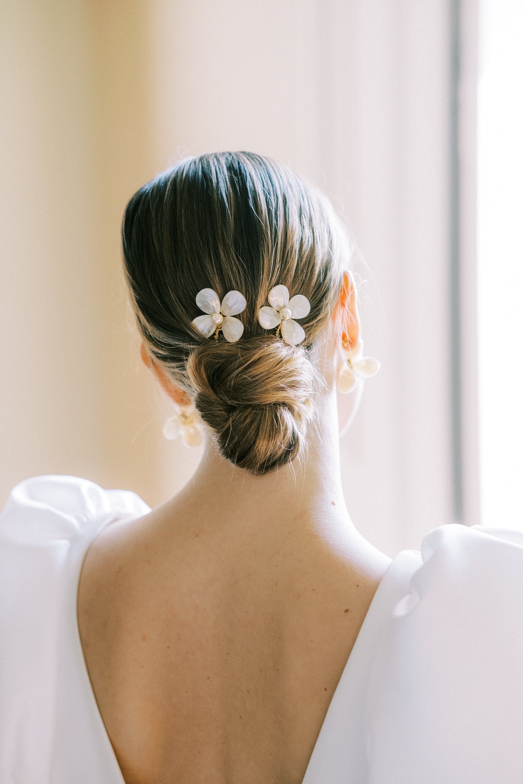 how to style a wedding hair bun with hair pins