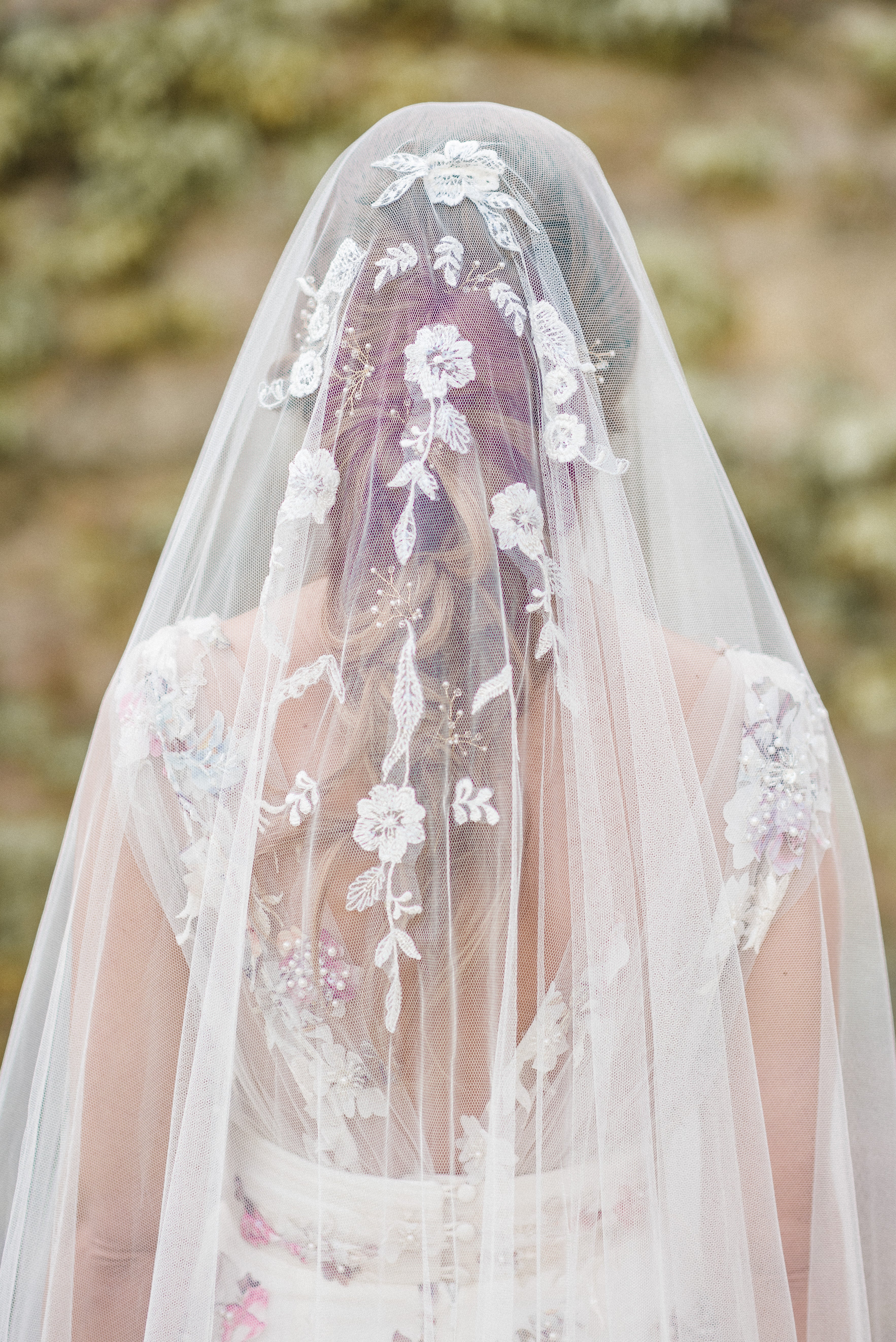 Applique veil top